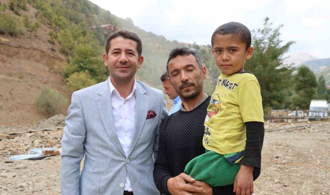Adana'nın Feke Belediye Başkanı Cömert Özen, çocuklara modern spor alanları
