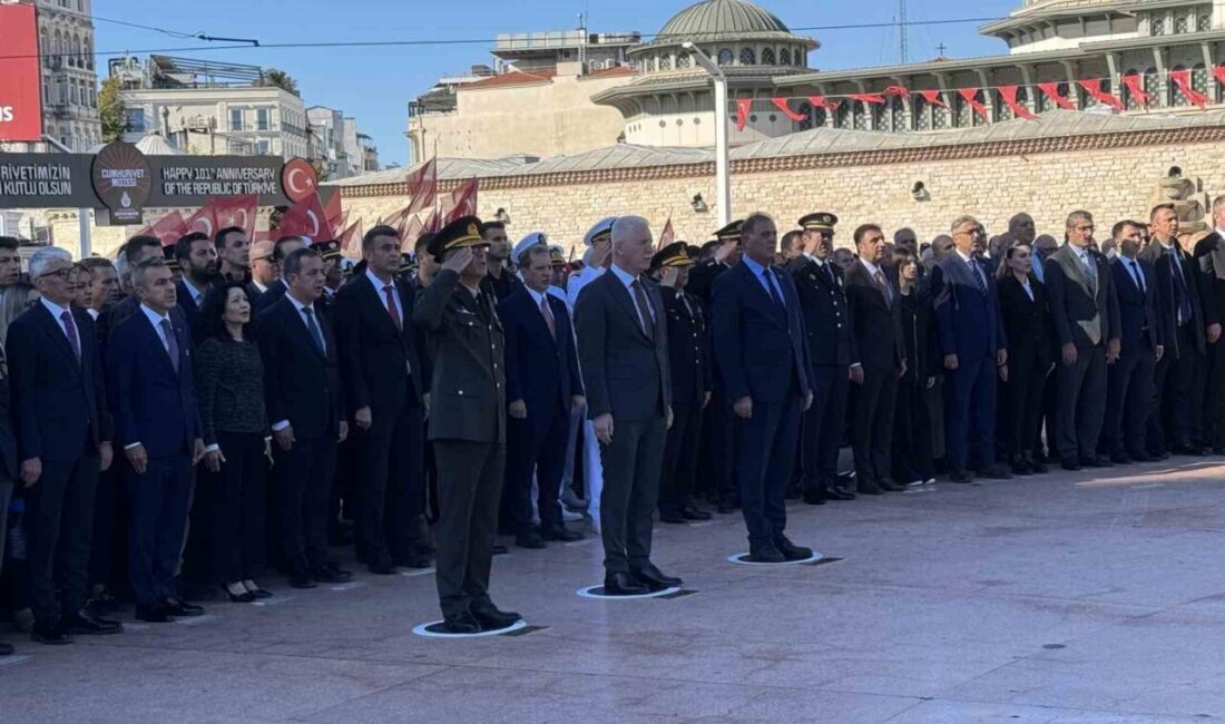 İstanbul'un düşman işgalinden kurtuluşunun 102. yılı, Taksim Cumhuriyet Anıtı'nda düzenlenen