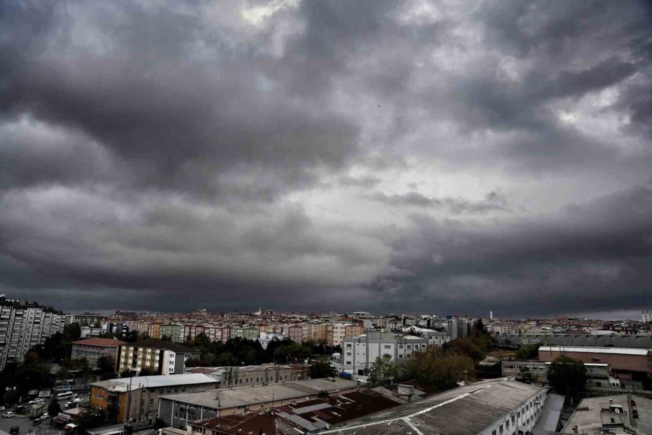 İstanbul, beklenen sağanak yağış öncesinde kara bulutların etkisi altına girdi.