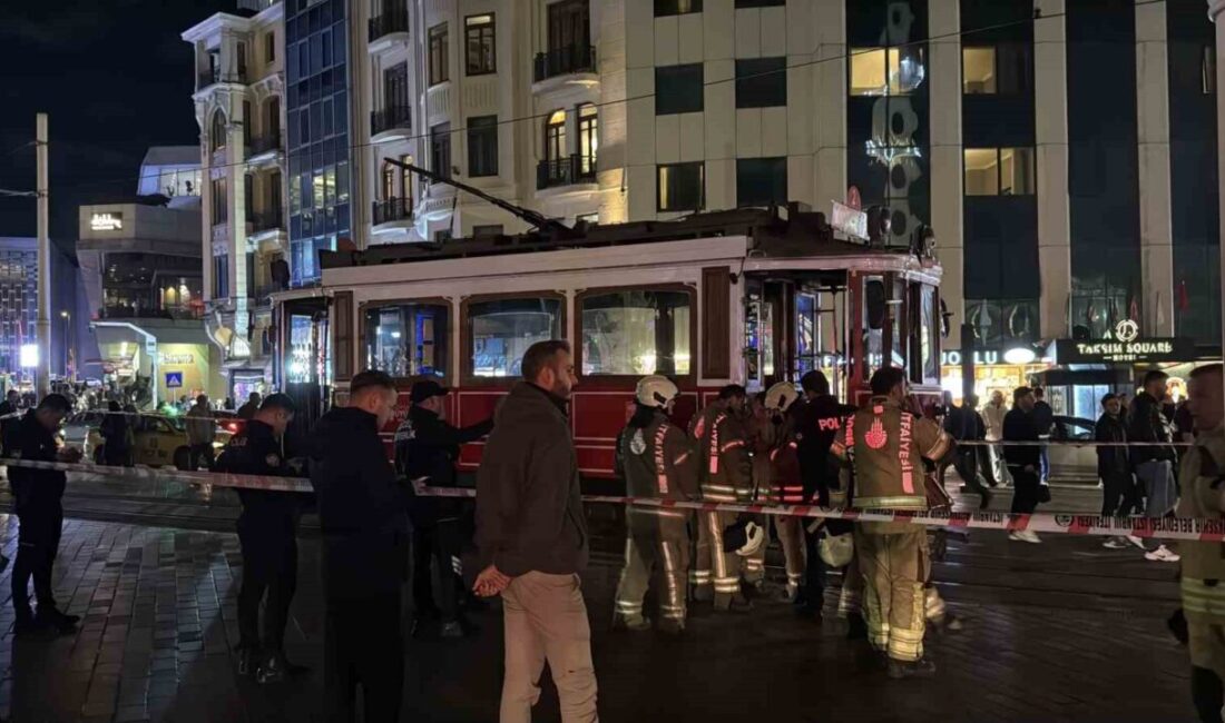 Beyoğlu İstiklal Caddesi'ndeki nostaljik tramvayda saat 19.45'te makine kısmından duman