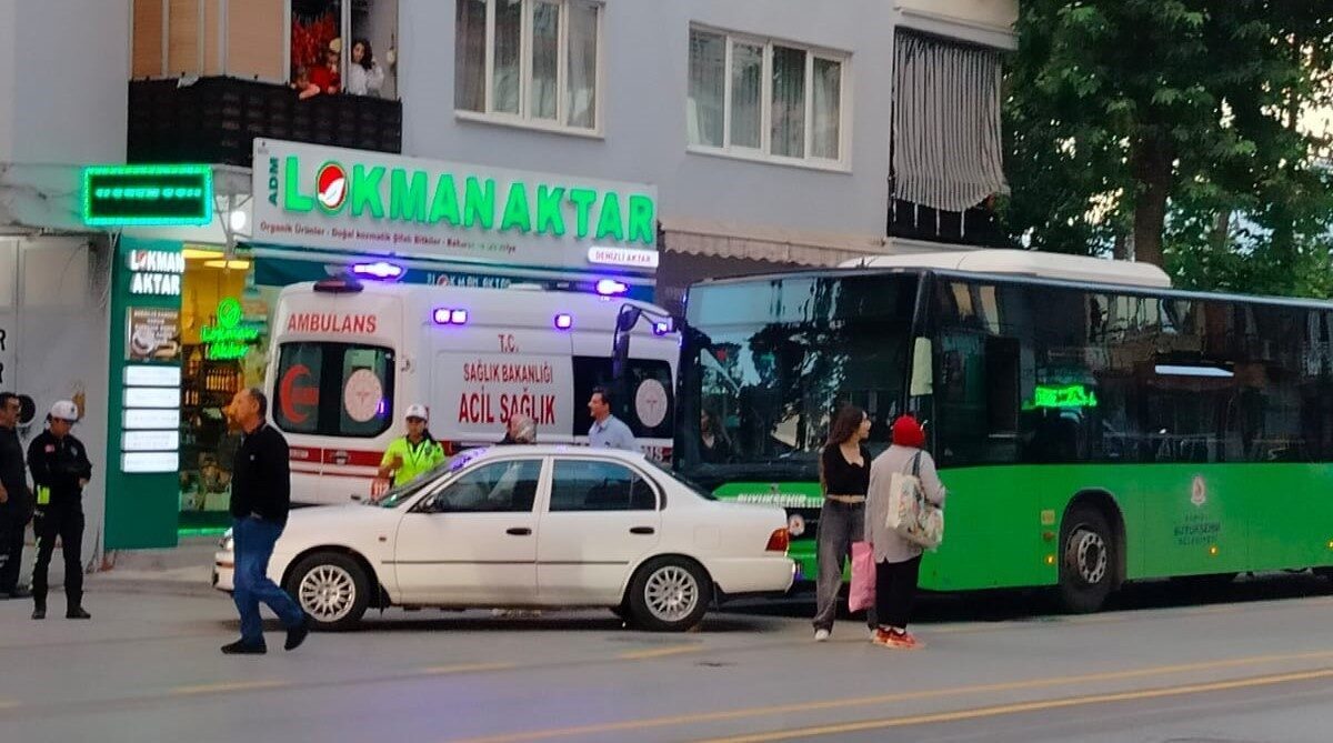 Denizli'nin Pamukkale ilçesinde, İstiklal Caddesi'nde tali yola girmek isteyen 20