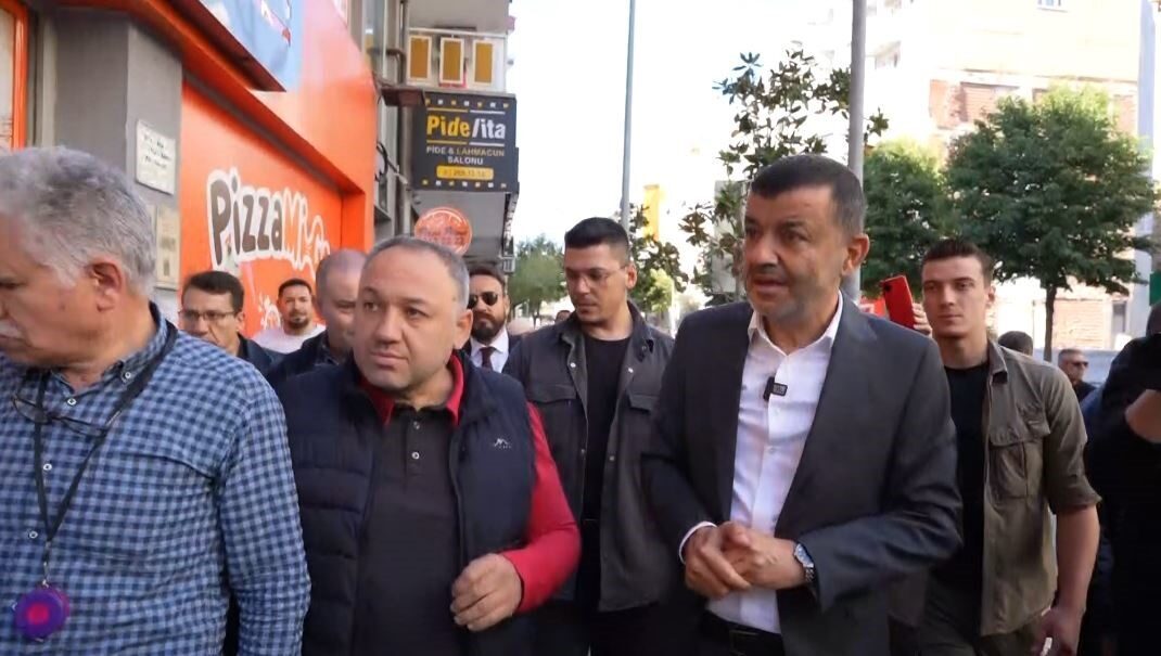 Denizli Büyükşehir Belediye Başkanı Bülent Nuri Çavuşoğlu, İstiklal Caddesi'nde esnaf
