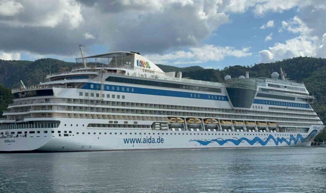 İtalya bayraklı Aidastella kruvaziyeri, 2,500 yolcusuyla Marmaris’e demirledi. Yolcular, gümrük