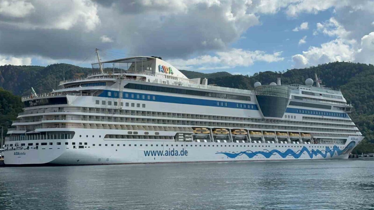 İtalya bayraklı Aidastella kruvaziyeri, 2,500 yolcusuyla Marmaris’e demirledi. Yolcular, gümrük