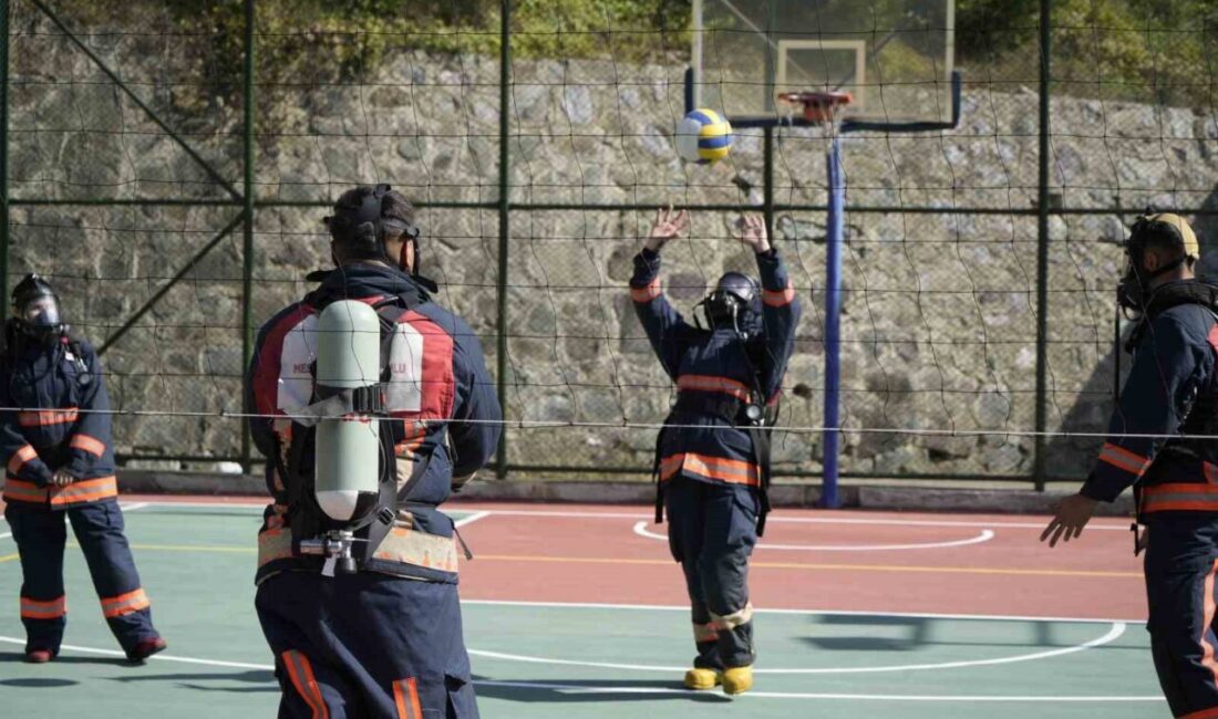 Gümüşhane’de İtfaiyecilik Öğrencileri, Yangın Hazırlığı İçin Voleybol Oynayarak Eğitim Alıyor Gümüşhane Üniversitesi Kürtün MYO'daki itfaiyecilik öğrencileri, 20 kilogramlık kıyafetleriyle voleybol