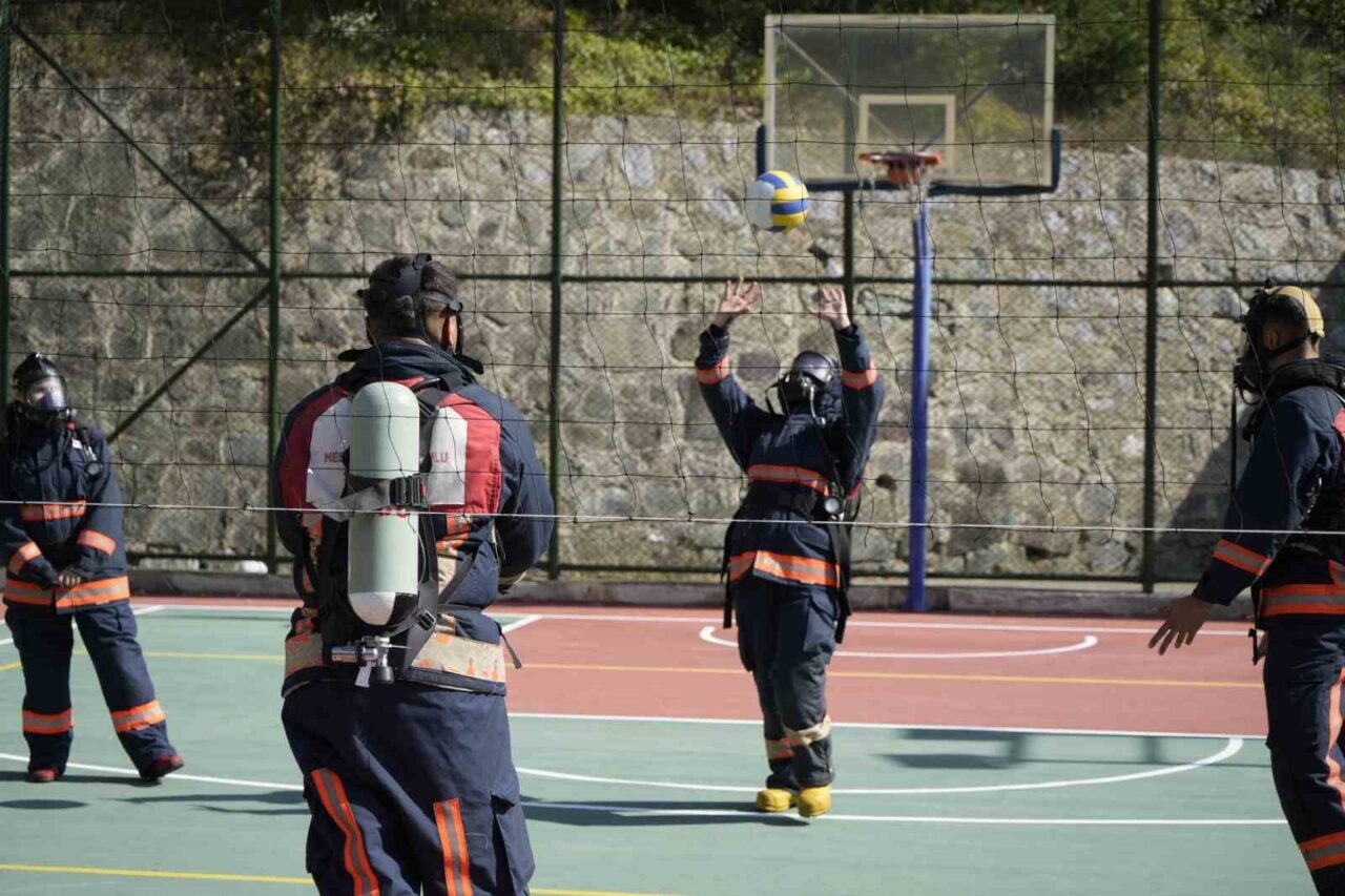 Gümüşhane Üniversitesi Kürtün MYO'daki itfaiyecilik öğrencileri, 20 kilogramlık kıyafetleriyle voleybol