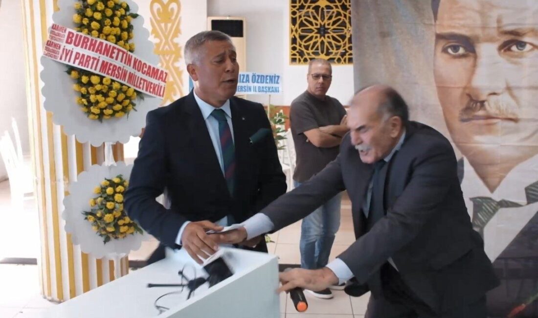 Tarsus’taki İYİ Parti Kongresinde Gerginlik: Eski başkanın konuşmasına müdahale ve kürsü devrildi Mersin'in Tarsus ilçesinde İYİ Parti'nin 4. Olağan Kongresi sırasında sert