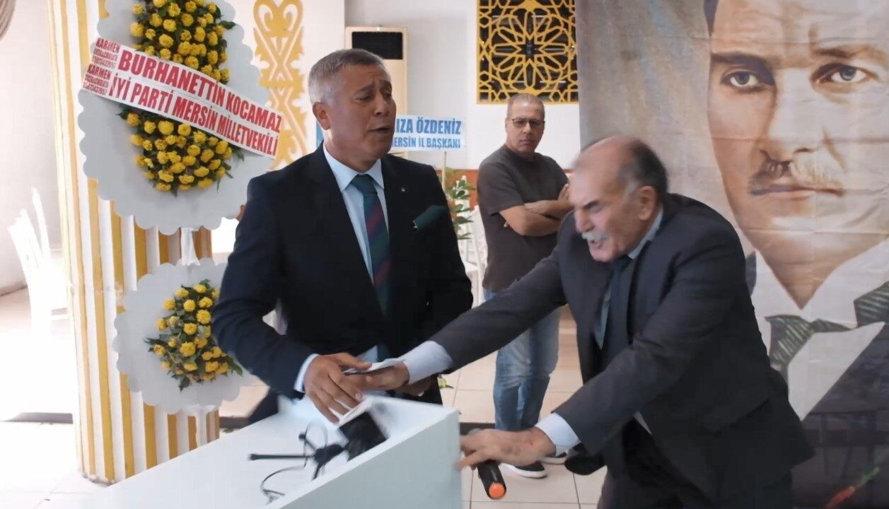 Mersin'in Tarsus ilçesinde İYİ Parti'nin 4. Olağan Kongresi sırasında sert