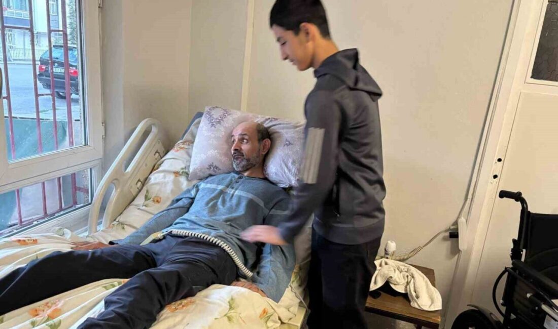 Polis memuru Mustafa Şahin, yatağa bağımlı Kasım Kenne’nin ailesine yardım