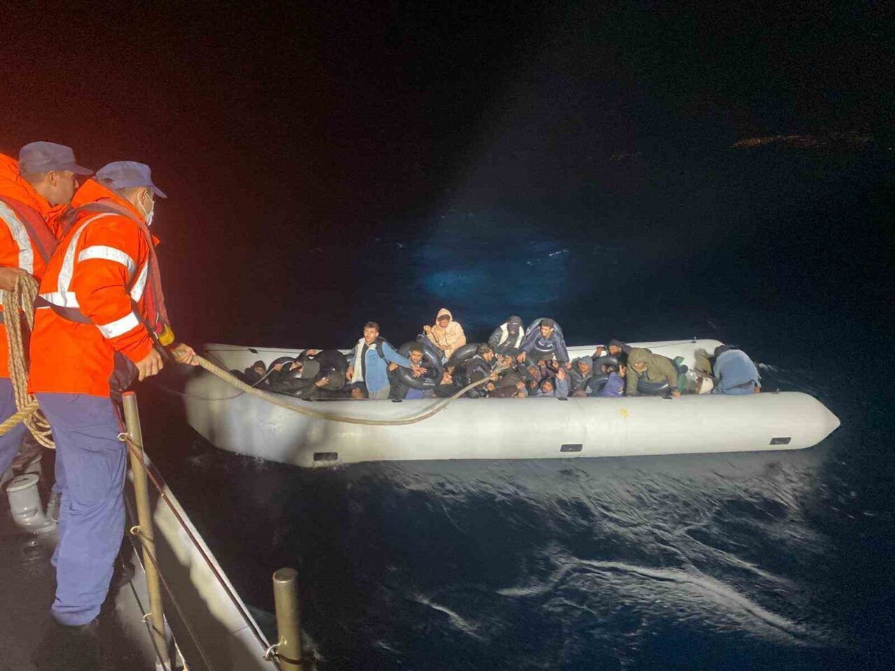 İzmir'in Foça ilçesi açıklarında düzenlenen iki operasyonda, Sahil Güvenlik ekipleri