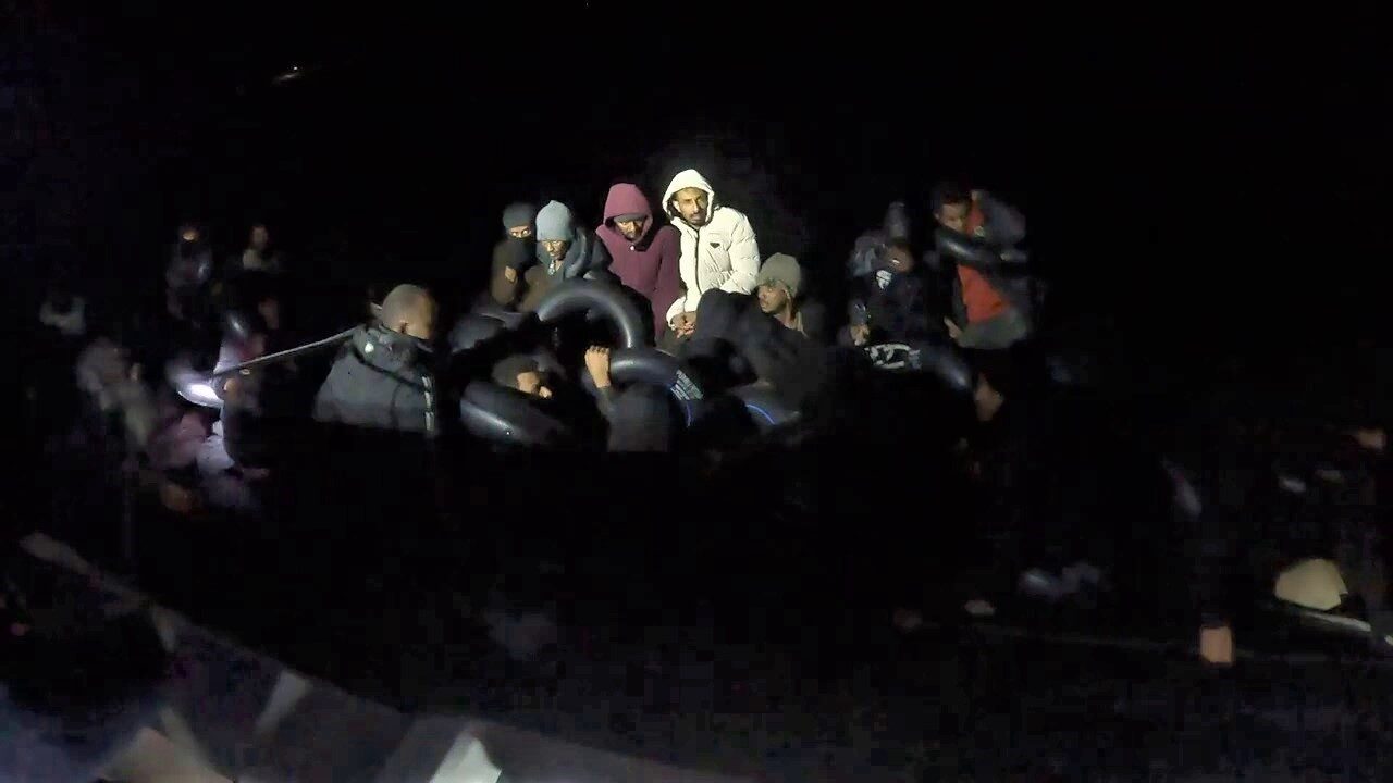 İzmir’in Karaburun ilçesi açıklarında motor arızası yaşayan bir lastik bottaki