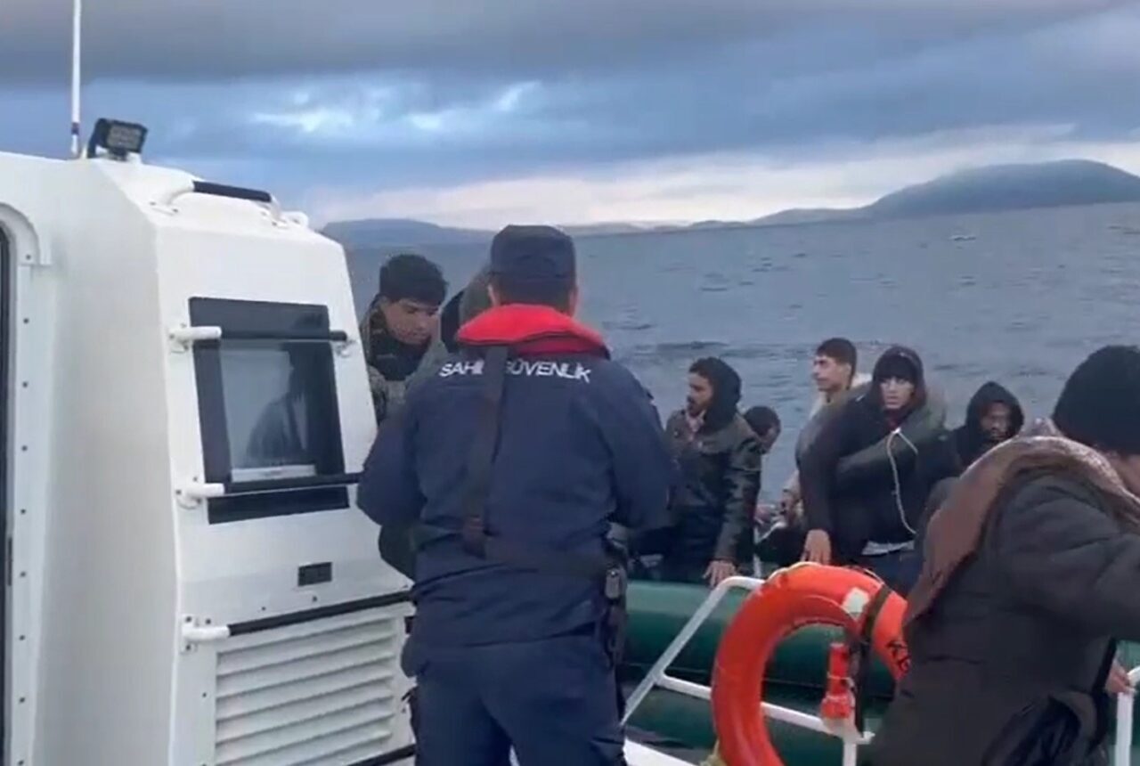 İzmir'de Sahil Güvenlik, Foça ve Çeşme'de düzenlediği operasyonlarla 51 düzensiz