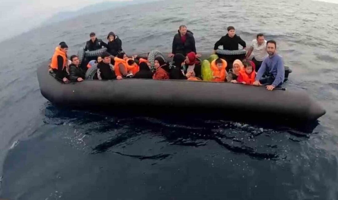 İzmir açıklarında gerçekleştirilen iki operasyonda 52 düzensiz göçmen ve 1