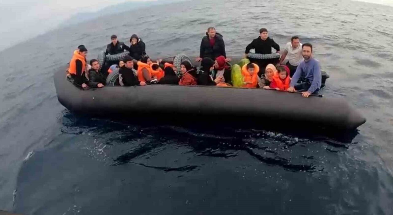 İzmir açıklarında gerçekleştirilen iki operasyonda 52 düzensiz göçmen ve 1