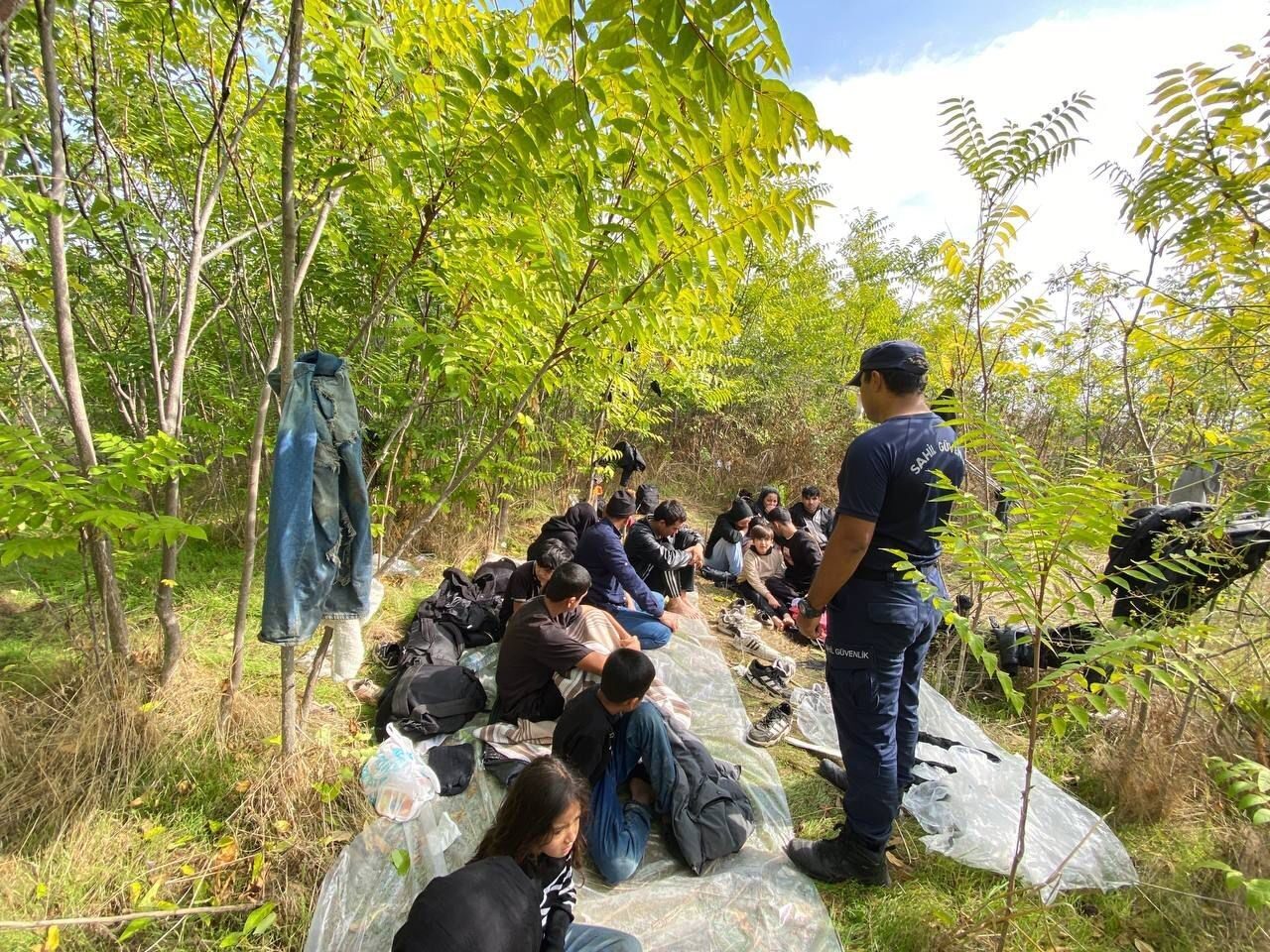 İzmir açıklarında, 18 Ekim'de 66 düzensiz göçmen yakalanırken, motor arızası