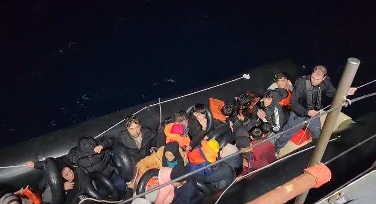 İzmir'in Menderes ve Çeşme açıklarında Sahil Güvenlik, 17’si çocuk 72