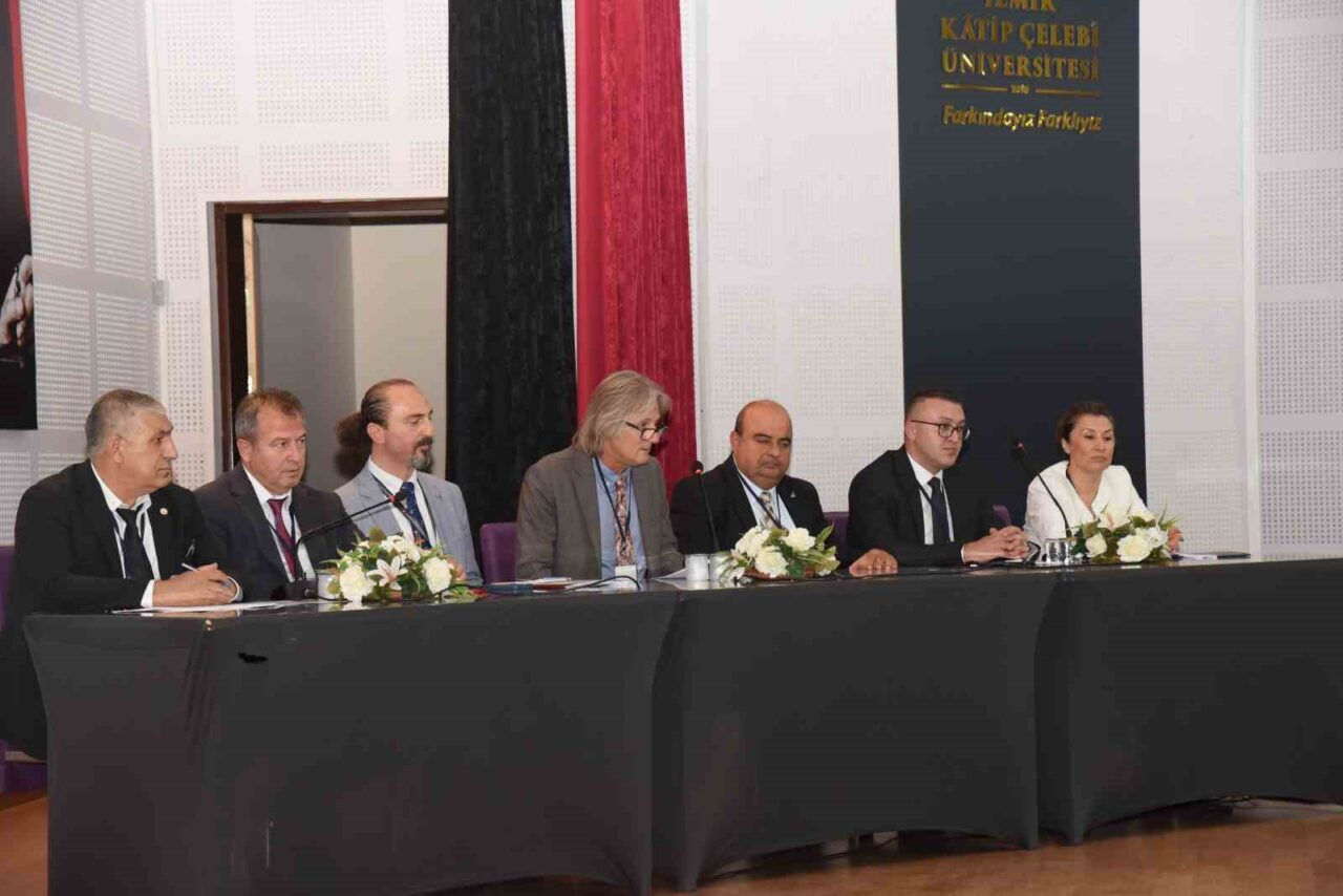 İzmir, Ege Denizi'ndeki balıkçılık sorunlarını tartışmak amacıyla önemli toplantılara ev