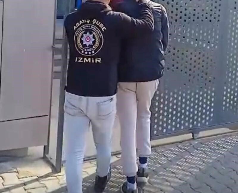 İzmir’de 24 yıl 7 ay hapis cezası bulunan firari şahıs, polis tarafından yakalanarak cezaevine gönderildi. İzmir'de, 'silahlı yağma' suçundan 24 yıl 7 ay kesinleşmiş cezası