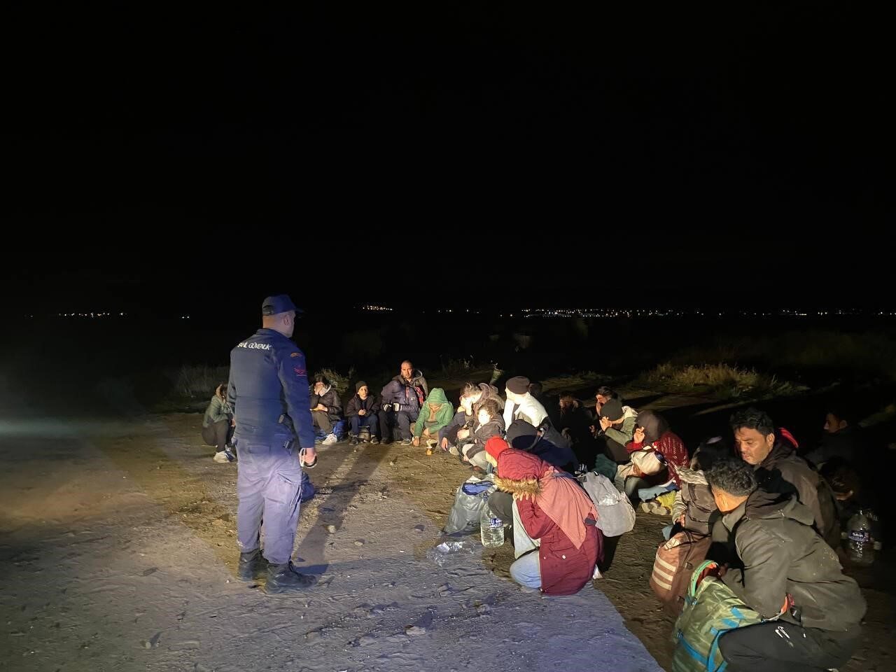 İzmir'in Dikili ilçesinde 11 Ekim 2025'te Sahil Güvenlik ekipleri, çocuklar