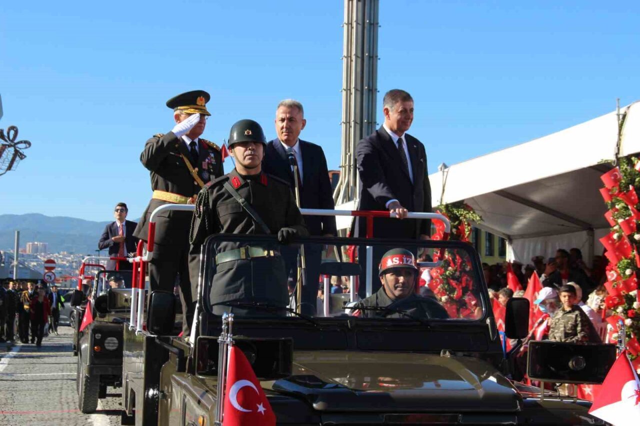 İzmir'deki Cumhuriyet Bayramı kutlamaları, 29 Ekim'de Cumhuriyet Meydanı'nda gerçekleştirildi. Vali