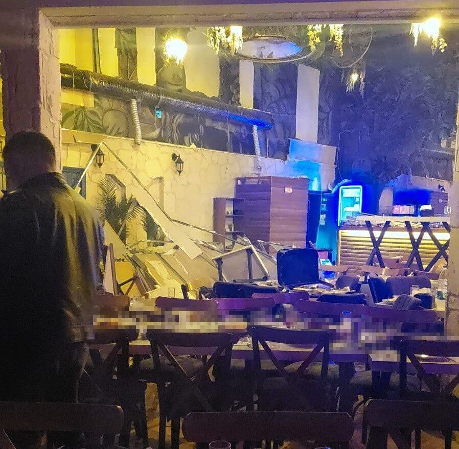 İzmir'in Bornova ilçesindeki bir eğlence mekanında, bir dekor duvarı çöktü.