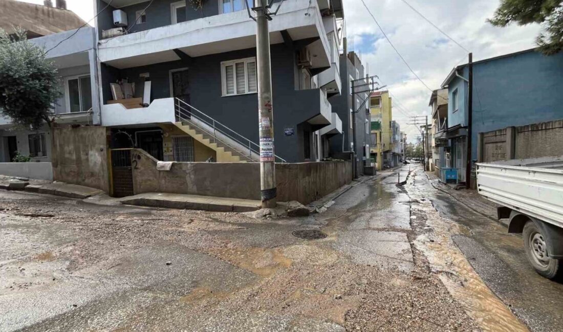 İzmir'de gece saatlerinde başlayan sağanak yağış, cadde ve sokaklarda su