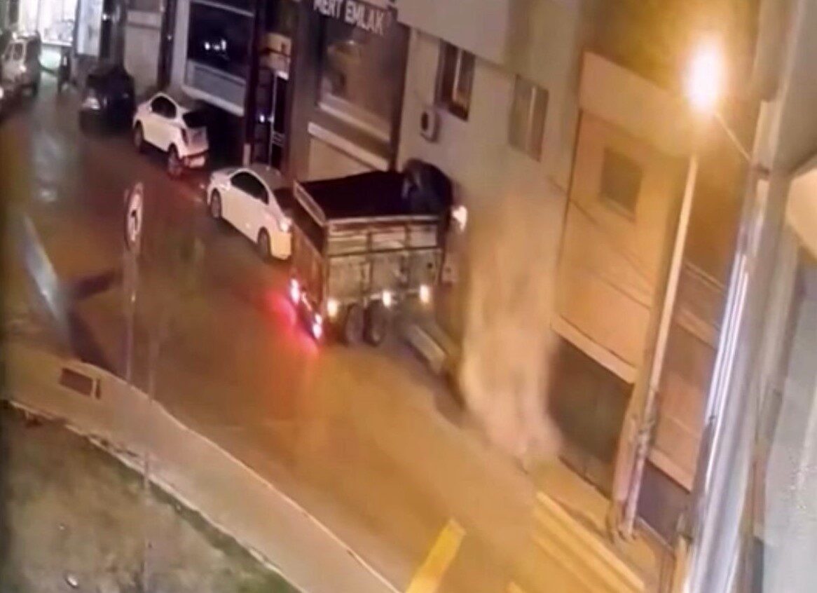 İzmir'in Bayraklı ilçesinde fren arızası nedeniyle apartmana giren kamyon, büyük