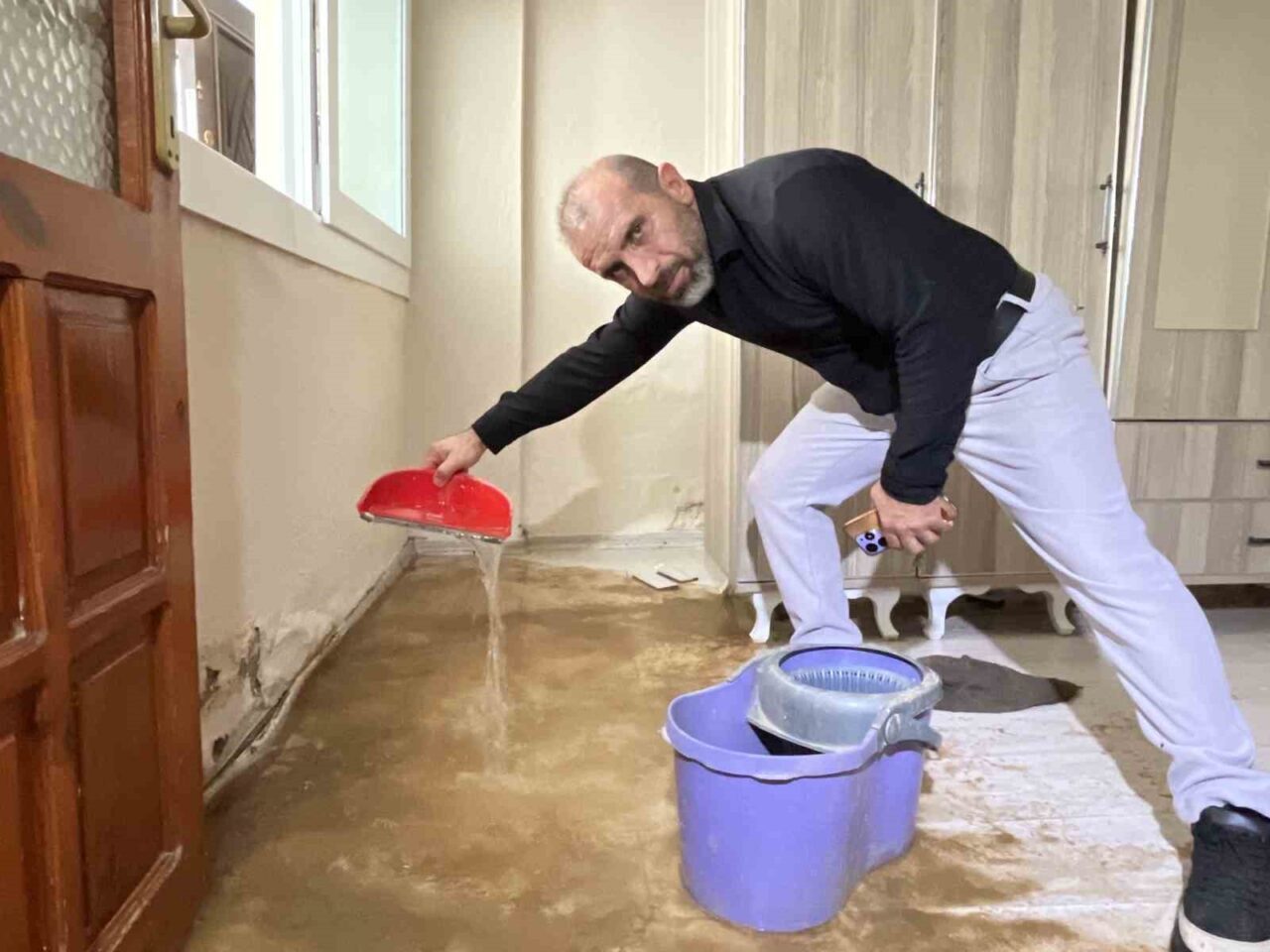 İzmir Karabağlar'da yaşayan Bülent Taşkıran, şebeke suyu borusundaki sızıntı nedeniyle