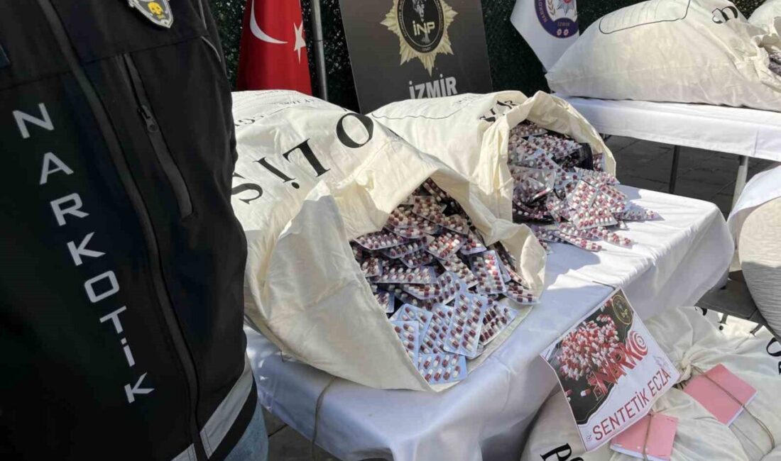 İzmir'in Karabağlar ilçesinde düzenlenen uyuşturucu operasyonlarında, 881 bin 800 sentetik