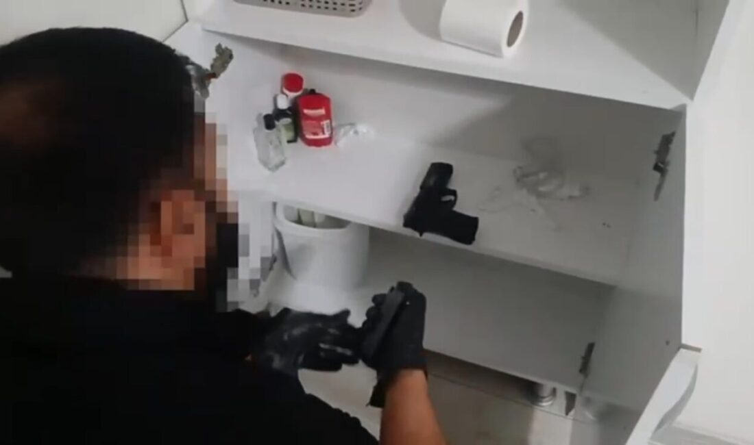 İzmir'de düzenlenen şafak operasyonunda, 100 adrese yapılan baskınlarda, çeşitli suçlardan