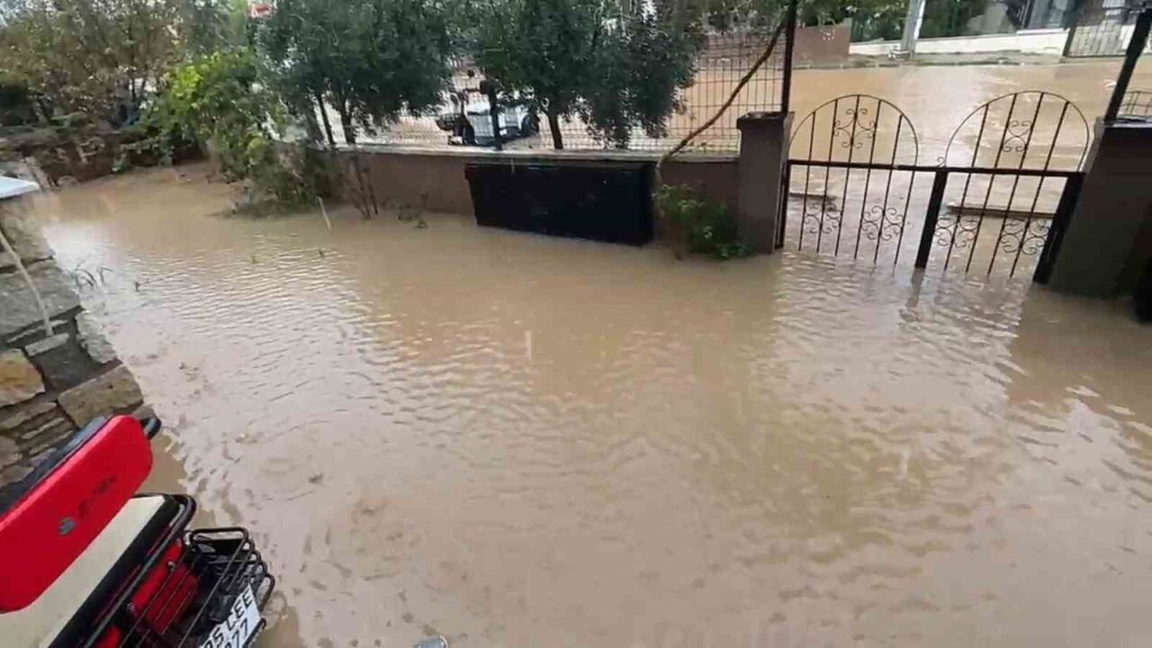 İzmir'in Foça ilçesi, etkili sağanak yağış nedeniyle adeta su altında