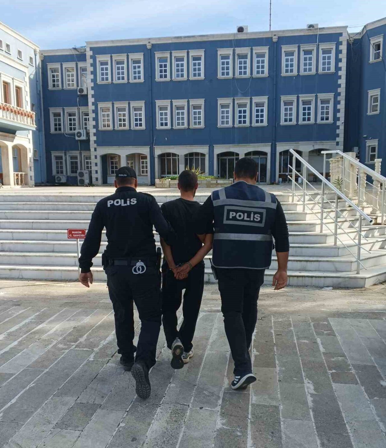 İzmir'in Foça ilçesinde bir büfede silahlı gasp girişiminde bulunan S.A.