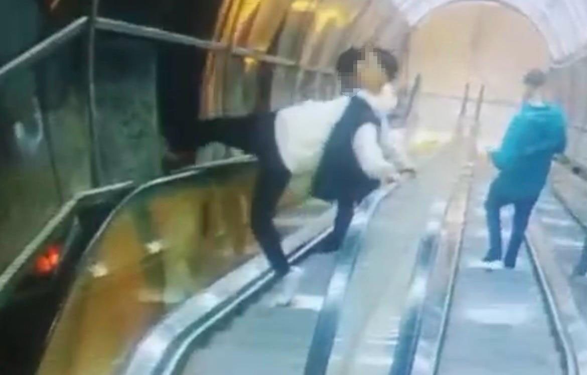 İzmir'in Menemen ilçesinde bir grup genç, üst geçidin korkuluklarını kırdı.