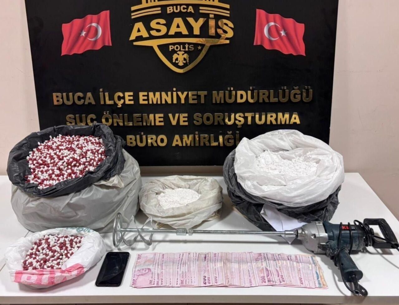 İzmir'in Buca ilçesinde gerçekleştirilen operasyonda, uyuşturucu imalatı yapan M.A.K. 28