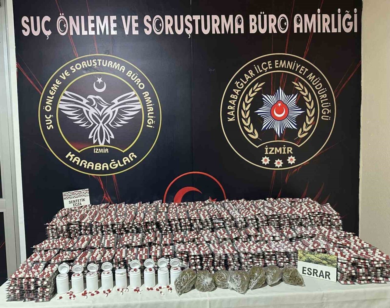 İzmir'in Karabağlar ilçesinde düzenlenen operasyonda, uyuşturucu satışına yönelik araştırmada 33