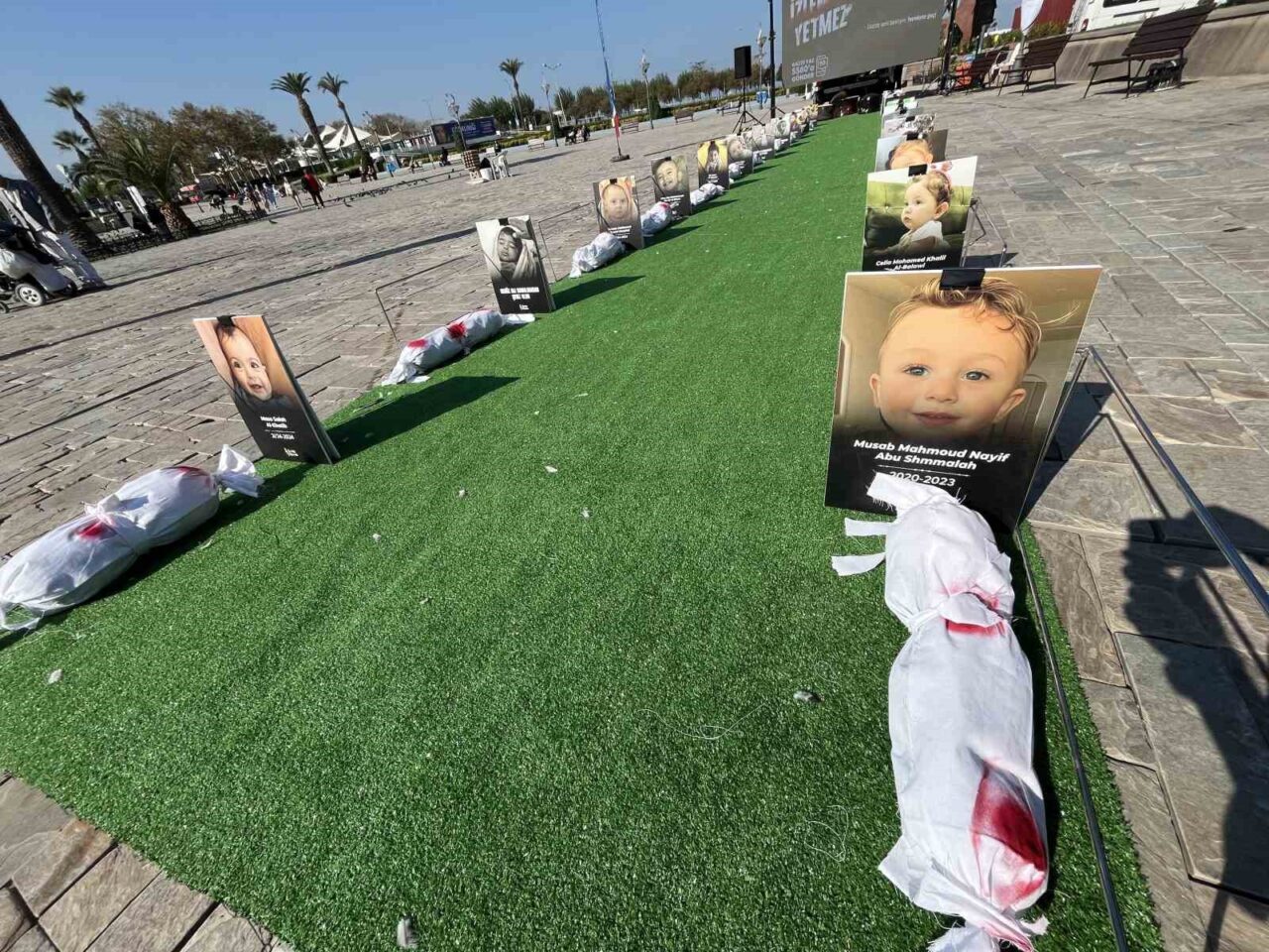 İzmir Konak Meydanı'nda, 14-16 Ekim 2025 tarihleri arasında "Gazze’nin Acısını,