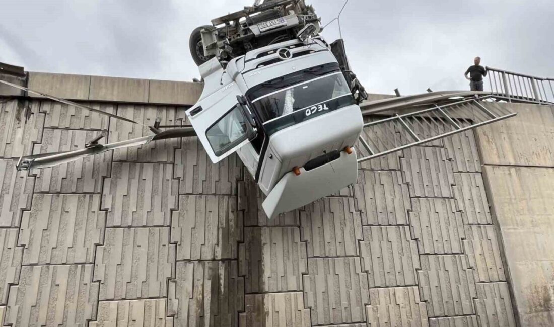 İzmir Bornova'da 29 Eylül'de yağmur nedeniyle kayganlaşan yolda kontrolden çıkan