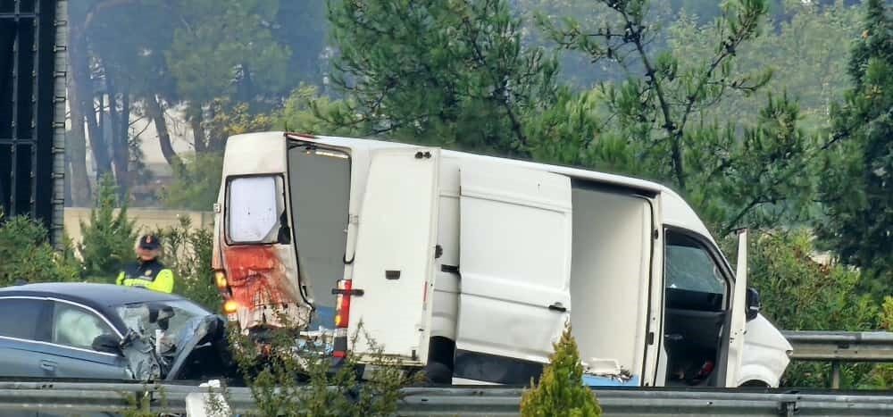 İzmir’in Buca ilçesinde, lastiği patlayan bir araca yardım eden sürücüye
