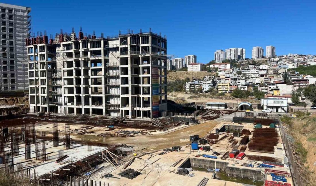 Gaziemir'deki kentsel dönüşüm projelerine katılan hak sahipleri, İzmir Büyükşehir Belediyesi