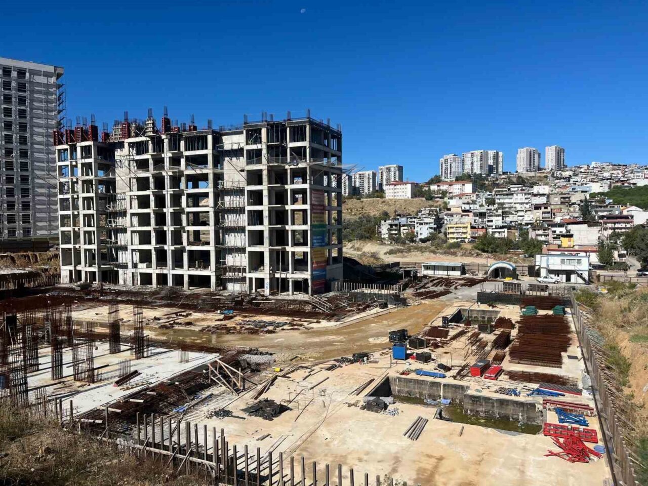 Gaziemir'deki kentsel dönüşüm projelerine katılan hak sahipleri, İzmir Büyükşehir Belediyesi