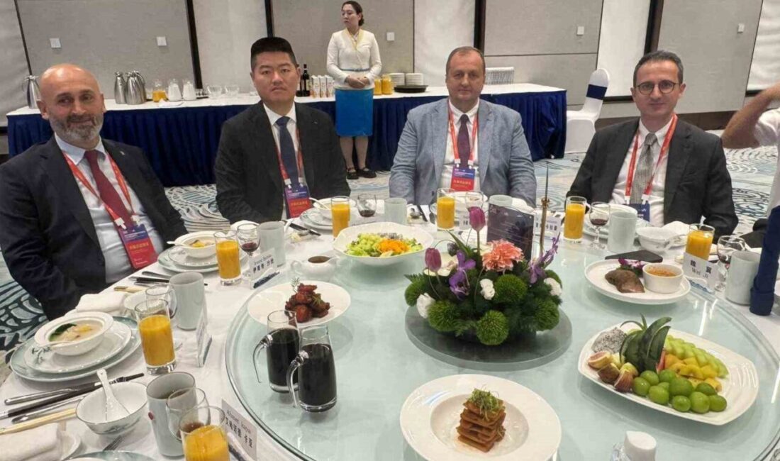 İznik Belediyesi, Kardeş Şehir Jingdezhen’deki Uluslararası Seramik Fuarı’na Katıldı İznik Belediyesi, kardeş şehri Jingdezhen'de düzenlenen Uluslararası Seramik Fuarı'na katıldı.