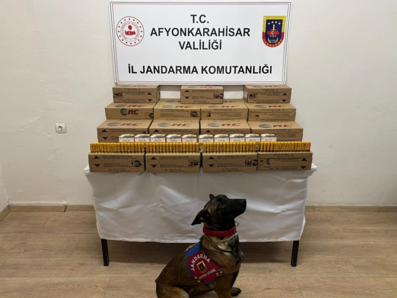 Afyonkarahisar'da jandarma, İzmir'den Konya'ya giden bir yolcu otobüsünde 10 bin