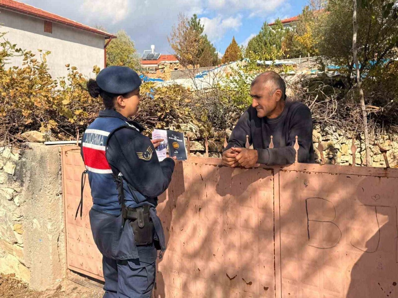 Afyonkarahisar'da jandarma, "Kadına El Kal-ka-maz" ve KADES Uygulaması hakkında Bayat