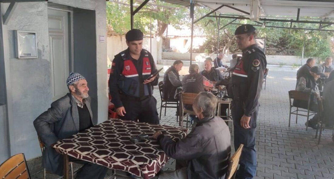 Karacasu’da Jandarma Ekiplerinden Kaçak Tütün Denetimi Gerçekleştirildi Karacasu'da, kaymakamlık öncülüğünde Jandarma ekipleri, halk sağlığını korumak amacıyla kaçak