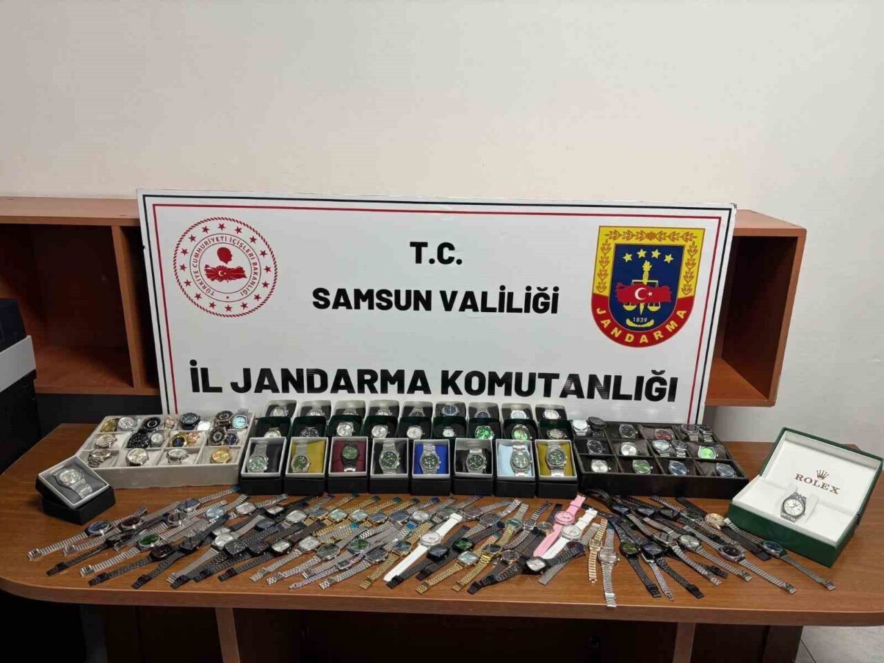 Samsun'un Atakum ilçesinde jandarma, gümrük kaçağı saatlere yönelik operasyon düzenledi.