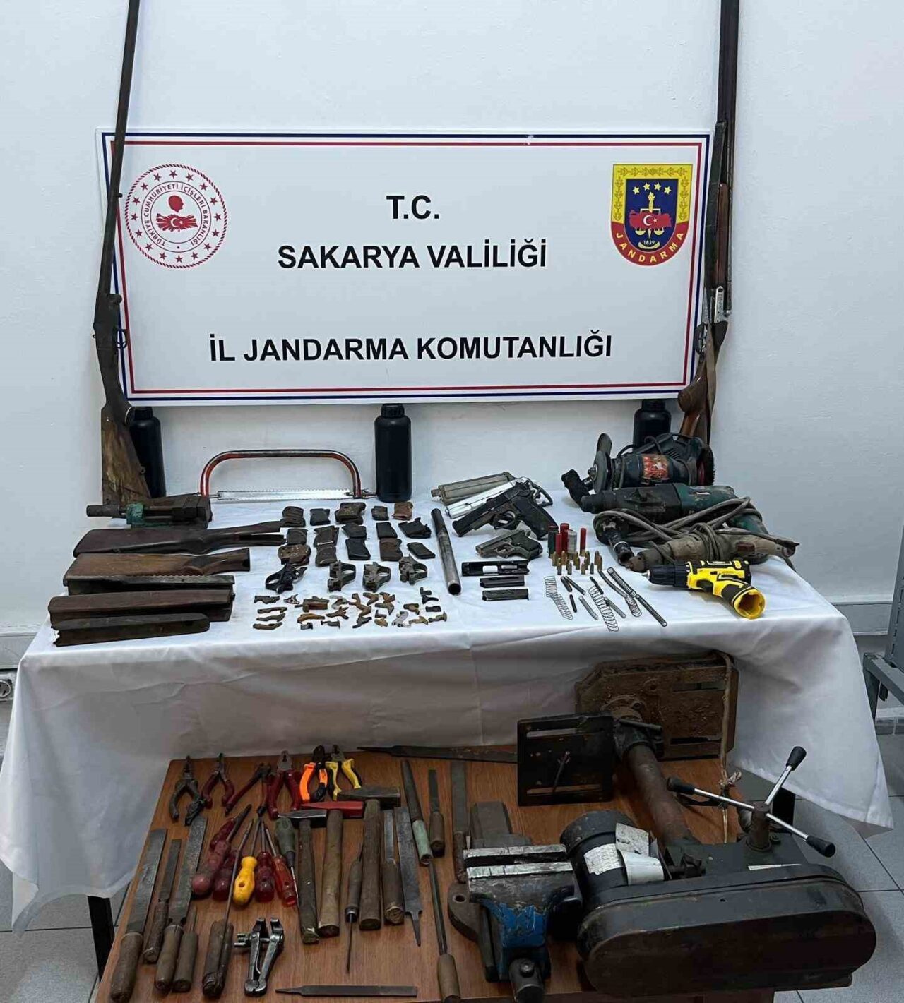 Sakarya'nın Ferizli ilçesinde jandarma, 68 yaşındaki A.A.'nın evinde yaptığı operasyonda
