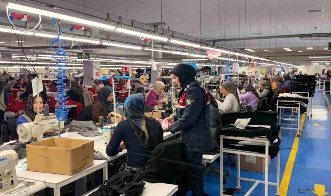 Afyonkarahisar'da jandarma, Çobanlar ilçesindeki tekstil fabrikasında 300 kadına KADES uygulamasını