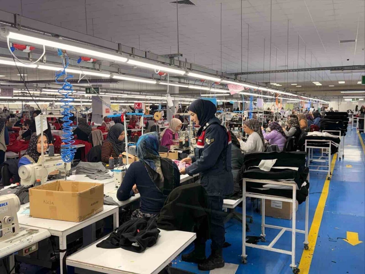Afyonkarahisar'da jandarma, Çobanlar ilçesindeki tekstil fabrikasında 300 kadına KADES uygulamasını