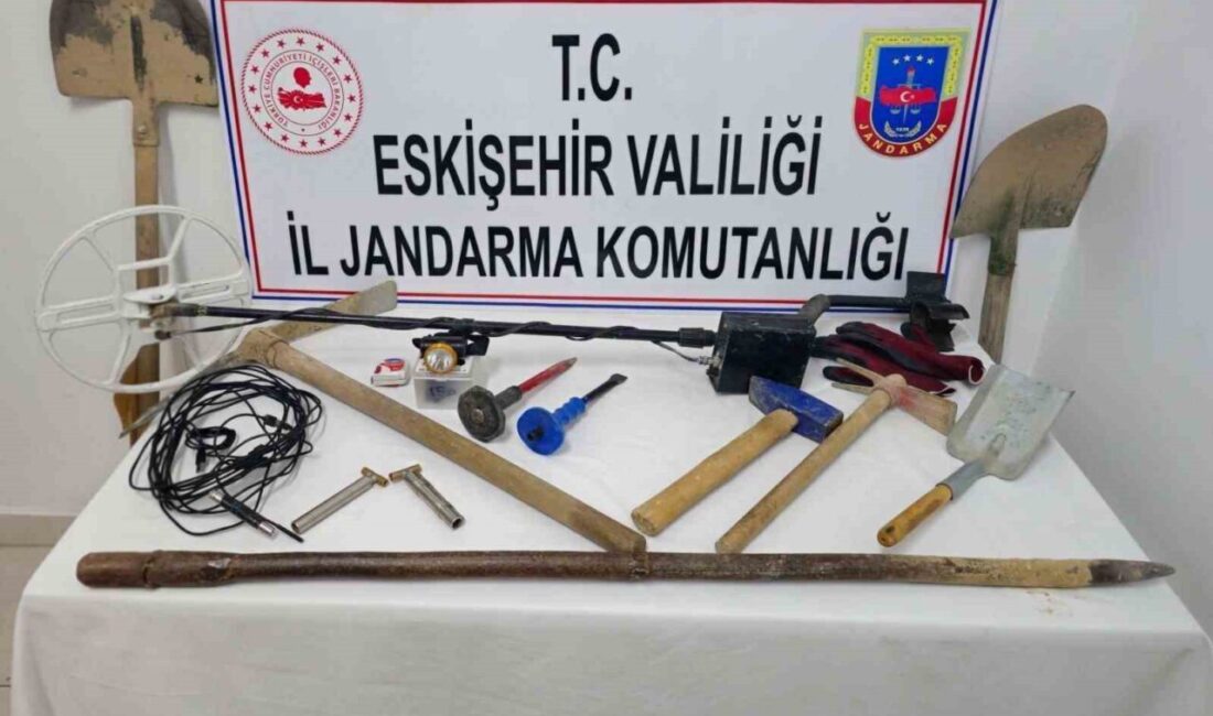 Sivrihisar’da Jandarma, Kaçak Kazı Yapan Üç Kişiyi Tutukladı Eskişehir'in Sivrihisar ilçesinde jandarma, kaçak kazı yapan 3 kişiyi suçüstü