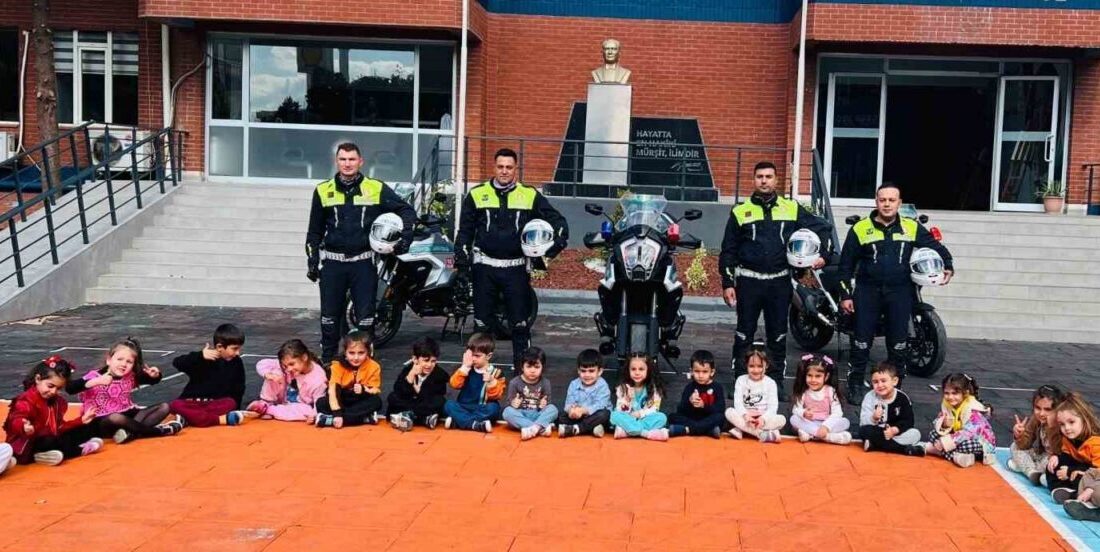 Gaziantep’te jandarma, 73 öğrenciye trafik güvenliği eğitimi sağladı. Gaziantep'te jandarma ekipleri, Şehitkamil ilçe merkezindeki 73 öğrenciyi güvenli trafik